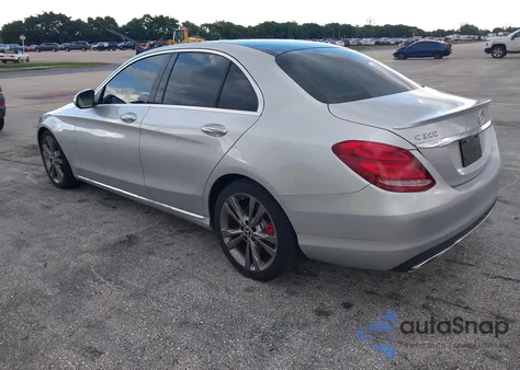 2015 Mercedes-Benz C 300 z USA, uszkodzony, nr VIN 55SWF4JB1FU077291